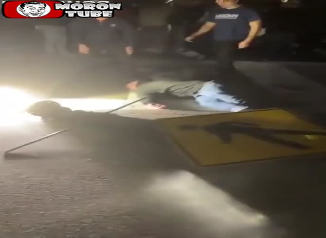 Video :A lamp post strikes a man in the head, knocking him unconscious